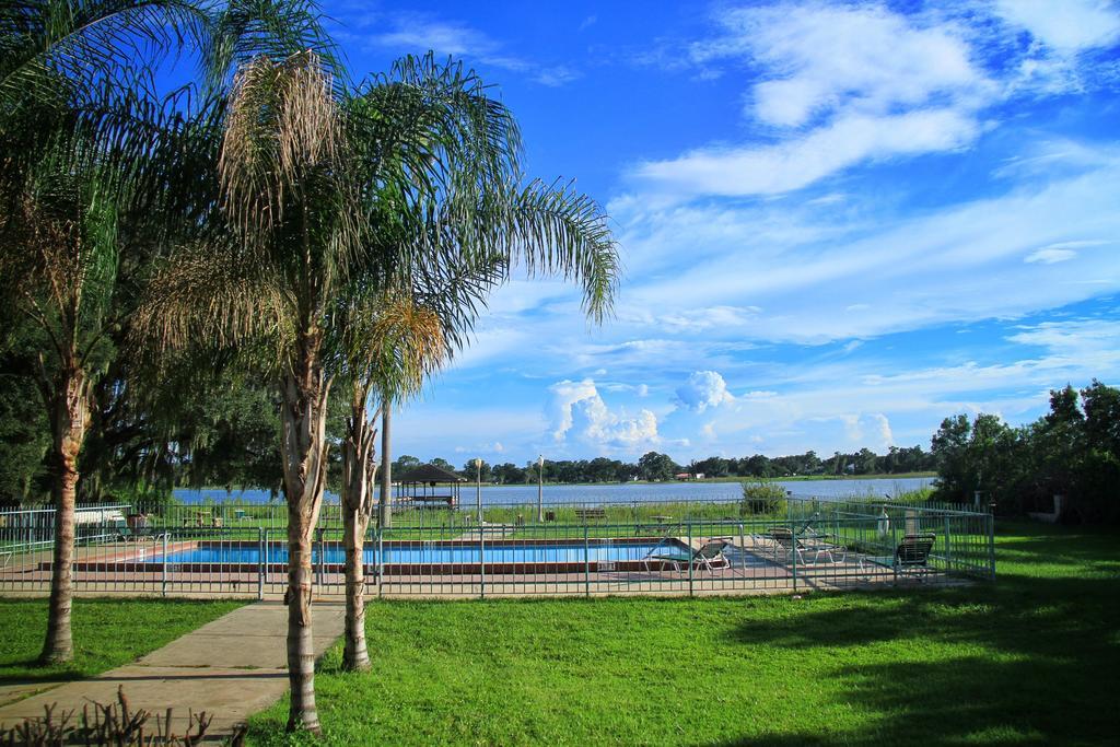 Palm Lakefront Resort And Hostel Celebration Kültér fotó